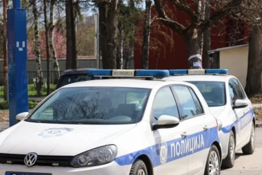 PRONAĐENO TELO MUŠKARCA VEZANO PERTLAMA! Jeziva scena u zgradi na Karaburmi!