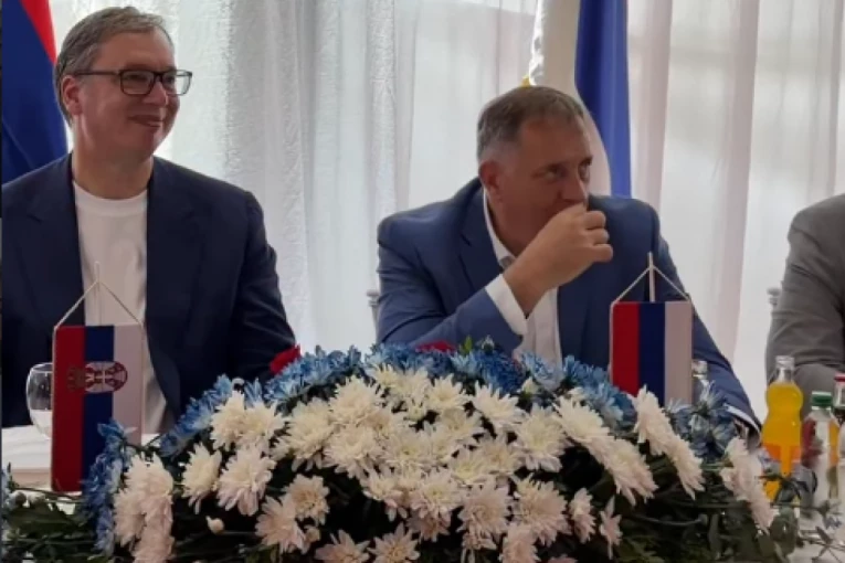 "NIKADA NEĆE MOĆI DA POCEPAJU SRBE, MOGU JOŠ PET GRANICA DA NAPRAVE, NEĆE MOĆI DA NAS SVAĐAJU!" Snažna poruka predsednika Vučića sa Manjače - Mi pripadamo istom rodu! (FOTO, VIDEO)