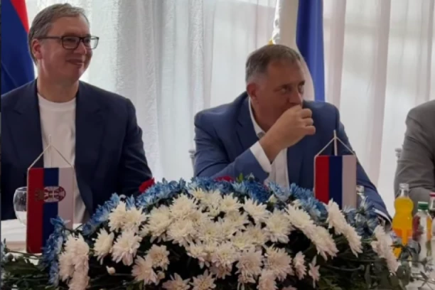 "NIKADA NEĆE MOĆI DA POCEPAJU SRBE, MOGU JOŠ PET GRANICA DA NAPRAVE, NEĆE MOĆI DA NAS SVAĐAJU!" Snažna poruka predsednika Vučića sa Manjače - Mi pripadamo istom rodu! (FOTO, VIDEO)