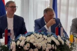 "NIKADA NEĆE MOĆI DA POCEPAJU SRBE, MOGU JOŠ PET GRANICA DA NAPRAVE, NEĆE MOĆI DA NAS SVAĐAJU!" Snažna poruka predsednika Vučića sa Manjače - Mi pripadamo istom rodu! (FOTO, VIDEO)