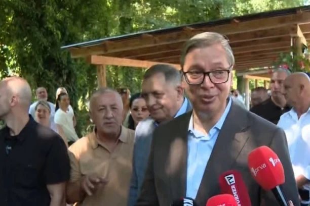 "PRIZNAO JE DA ODMALENA NAVIJA ZA ZVEZDU": Vučić ugostio Ranka Stojića u Čipuljiću i iznenadio navijače Partizana (VIDEO)