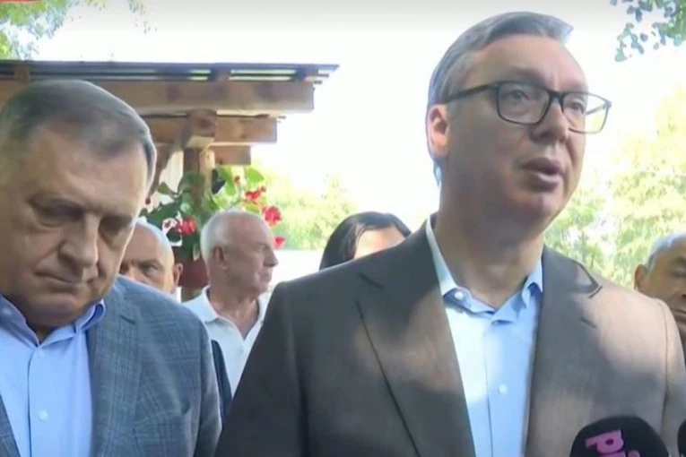 OVO JE PRVI PUT DA JE PREDSEDNIK SRBIJE DOŠAO OVDE! Vučić nastavlja posetu Srpskoj: Ljudi su ovde posebno ponosni na Srbiju, vidite trobojke na svakom mestu!