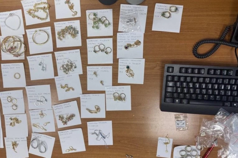 UMOTALI NAKIt VREDAN 50.000 EVRA U GARDEROBU! Pogledajte šta je sve pronađeno u torbi na prelazu Bački Breg!