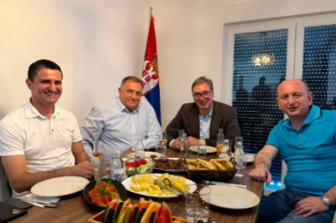 "SREĆAN SAM ŠTO SMO ZADRŽALI PRIJATELJSKE ODNOSE SA SVIM KOMŠIJAMA!" Vučić ugostio Dodika i Kneževića u renoviranoj porodičnoj kući u Čipuljiću - POZVAO LJUDE DA SE OKUPE KOD NJEGA! (FOTO)