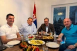 "SREĆAN SAM ŠTO SMO ZADRŽALI PRIJATELJSKE ODNOSE SA SVIM KOMŠIJAMA"! Vučić ugostio Dodika i Kneževića u renoviranoj porodičnoj kući u Čipuljićima - POZVAO LJUDE DA SE OKUPE KOD NJEGA! (FOTO)