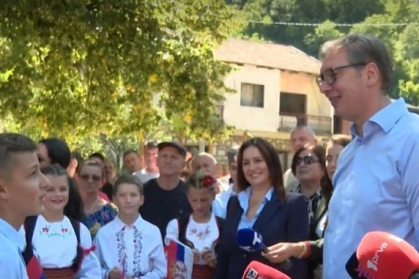 PREDSEDNIK U SELU JEZERO! Vučića dočekali najmlađi meštani: Ovde nam je najveći prirodni priraštaj!
