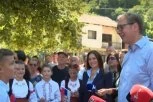 PREDSEDNIK U SELU JEZERO! Vučića dočekali najmlađi meštani: Ovde nam je najveći prirodni priraštaj!