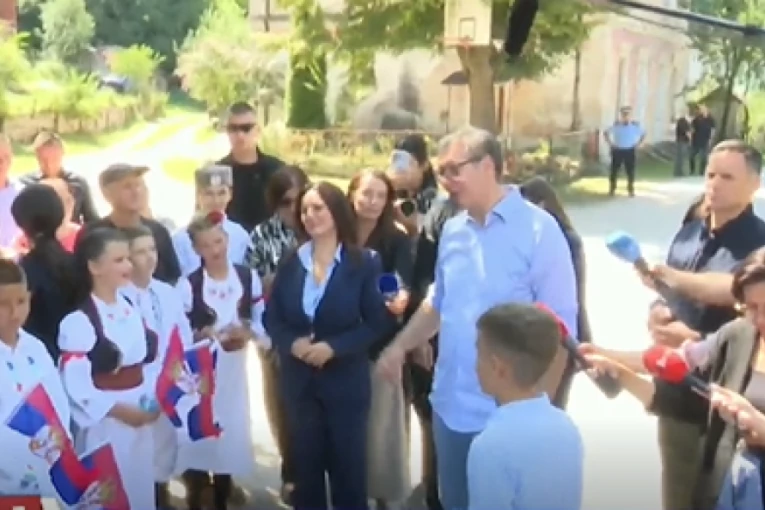 PREDSEDNIK U SELU JEZERO! Vučića dočekali najmlađi meštani: Ovde nam je najveći prirodni priraštaj!