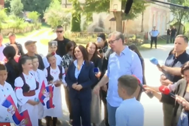 PREDSEDNIK U SELU JEZERO! Vučića dočekali najmlađi meštani: Ovde nam je najveći prirodni priraštaj!