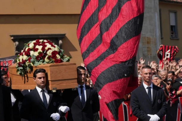 PLAČE ITALIJA, PLAČE I DEJO! Potresne scene na sahrani velikog Franka Barezija! (FOTO)