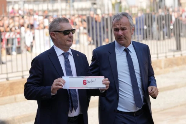 DIRLJIV GEST SAVIĆEVIĆA! Tužne scene u Milanu - DEJIN POTEZ ĆE NAVIJAČI MILANA VEČNO PAMTITI (FOTO GALERIJA)