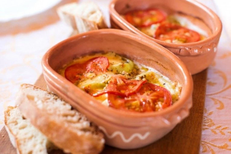 GRČKI BUJURDI sa fetom, paprikama i paradajzom: Toplo predjelo koje se sprema za nekoliko minuta (RECEPT)
