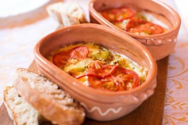 GRČKI BUJURDI sa fetom, paprikama i paradajzom: Toplo predjelo koje se sprema za nekoliko minuta (RECEPT)