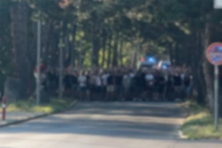 DELIJE MARŠIRAJU MAĐARSKOM: Pogledajte korteo navijača Zvezde pred gostovanje Hapoelu (VIDEO)