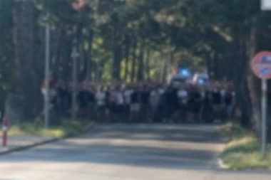 DELIJE MARŠIRAJU MAĐARSKOM: Pogledajte korteo navijača Zvezde pred gostovanje Hapoelu (VIDEO)