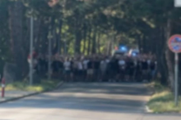 DELIJE MARŠIRAJU MAĐARSKOM: Pogledajte korteo navijača Zvezde pred gostovanje Hapoelu (VIDEO)