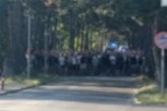 DELIJE MARŠIRAJU MAĐARSKOM: Pogledajte korteo navijača Zvezde pred gostovanje Hapoelu (VIDEO)