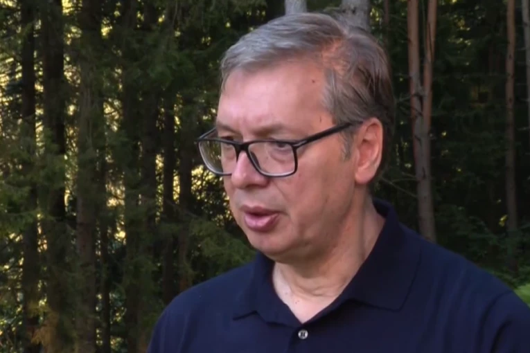 "ŠTO ME NE UHAPSI?" Vučić se oglasio iz Mrkonjić Grada i odgovorio Helezu, pa je spomenuo i Sarajevo Safari!