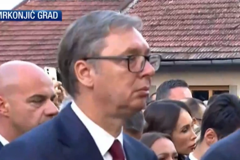 DAN SEĆANJA NA ŽRTVE "OLUJE" U MRKONJIĆ GRADU: Ogroman broj ljudi čeka dolazak i obraćanje predsednika Vučića (FOTO)