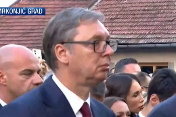 DAN SEĆANJA NA ŽRTVE "OLUJE" U MRKONJIĆ GRADU: Ogroman broj ljudi čeka dolazak i obraćanje predsednika Vučića (FOTO)