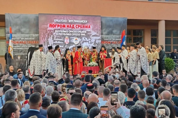 DAN SEĆANJA NA ŽRTVE "OLUJE" U MRKONJIĆ GRADU: Ogroman broj ljudi čeka dolazak i obraćanje predsednika Vučića (FOTO)