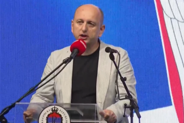 KNEŽEVIĆ RAZNEO "STUDENTSKU" LISTU ZBOG "MILOVOG DOKTORA": Poštenije bi bilo da su Đukanovića stavili za nosioca!
