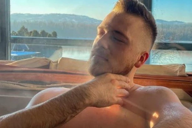 ŽENA MU SE PORODILA U BAZENU! Nikola Stojaković podelio PRVE FOTOGRAFIJE SA SINOM, prizori šokirali region! (FOTO)