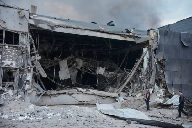 RUSI POGODILI SEDIŠTE OBAVEŠTAJACA! Dron razneo kancelariju ukrajinskog generala - DRAMATIČNE SCENE U KIJEVU!