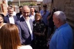 Macut stigao u posetu izbegličkoj porodici Vasiljević u selo Kukujevci kod Šida