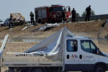TELO LEŽI PORED PUTA, KAMION SMRSKAN...! Objavljen još jedan jeziv snimak nesreće kod petlje Zminjak - KAMION UBIO DVOJICU PUTARA IZ SOMBORA! (UZNEMIRUJUĆI VIDEO)