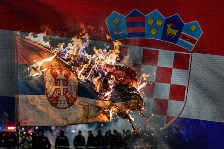 SPALJENA ZASTAVA SRBIJE U SRCU HRVATSKE! Na ogradi osvanuo i transparent sa NAJODVRATNIJOM PORUKOM!