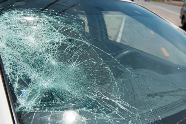 Šta ako vam padne deo fasade na automobil - evo ko mora da plati štetu!