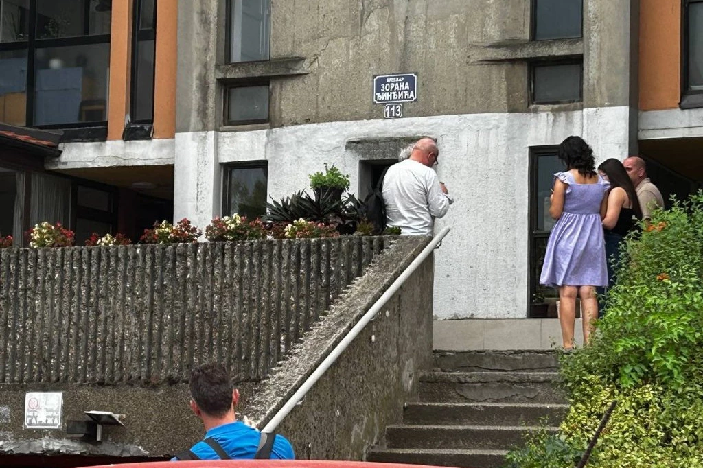 IZAŠLA IZ DOMA DA VIDI SINA, A ON JE UBIO! Progovorile komšije nakon nezapamćenog zločina na Novom Beogradu: Zapomagala je na sav glas