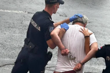 Ovo je Zoran koji je usmrtio majku na Novom Beogradu - POLICIJA GA KRVAVOG IZVELA IZ STANA! (FOTO, VIDEO)