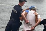 EKSKLUZIVNO! Ovo je Zoran koji je usmrtio majku na Novom Beogradu - POLICIJA GA KRVAVOG IZVELA IZ STANA! (FOTO, VIDEO)