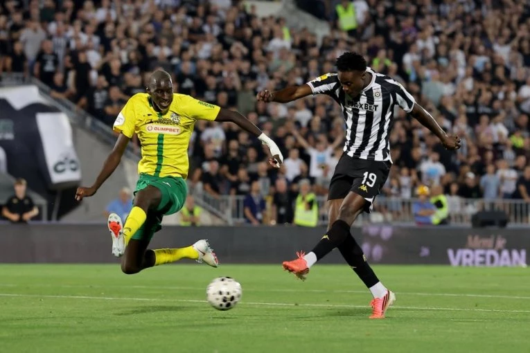 PARTIZAN - TOBOL: Teško objašnjiv potez na početku meča, neverovatna bruka, grobari na nogama!