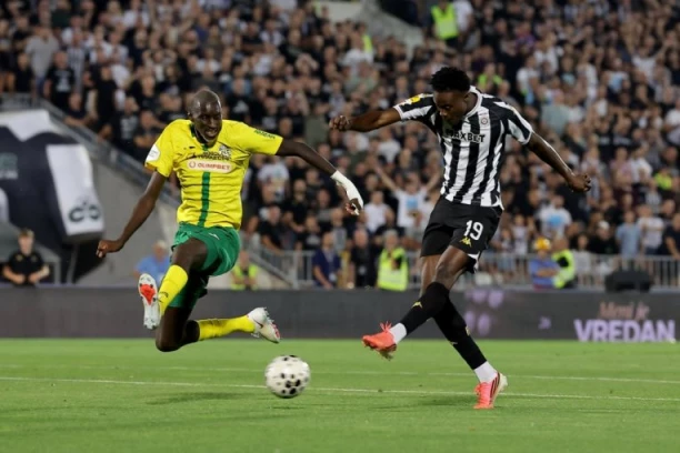 PARTIZAN - TOBOL: Teško objašnjiv potez na početku meča, neverovatna bruka, grobari na nogama!