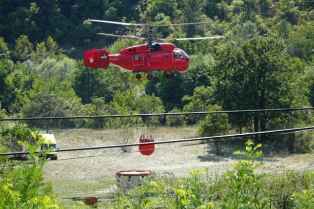 PREKO 100 VATROGASACA NA TERENU, KAMOV SE NE GASI! Dramatična situacija kod Ušća - VATRA DIVLJA, GORI 80 HEKTARA ŠUMA! (FOTO, VIDEO)