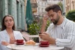 Ako partner ovo radi pred drugima, možda vam ne daje dovoljno poštovanja: 5 upozoravajućih znakova