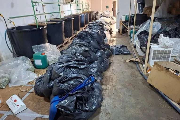 POLA TONE DROGE U TAJNOJ LABORATORIJI! Pogledajte šta je sve zaplenjeno u velikoj akciji policije u Smederevu! (FOTO)