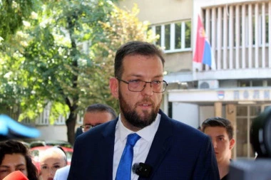RADULOVIĆ: KO IZ POLICIJE ŠTITI DR MILIĆA DA JE MOGAO GODINU I PO DANA NELEGALNO DA DRŽI ARSENAL ORUŽJA U SVOM POSEDU