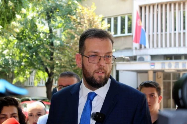 RADULOVIĆ: KO IZ POLICIJE ŠTITI DR MILIĆA DA JE MOGAO GODINU I PO DANA NELEGALNO DA DRŽI ARSENAL ORUŽJA U SVOM POSEDU