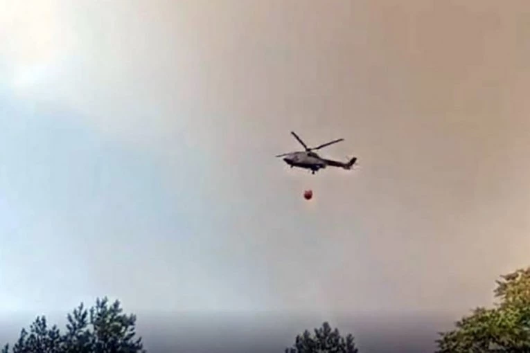 MUP: Četiri helikoptera juče iznad Deliblatske peščare izbacila 270 tona vode