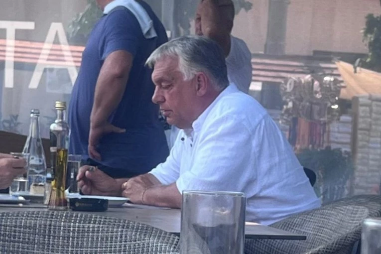 VIKTOR ORBAN NA SABORU TRUBAČA U GUČI! Bivši mađarski premijer stigao opušten, nasmejan, bez velike pompe i naručio SVADBARSKI KUPUS, ĆEVAPE I PIVO! (FOTO)