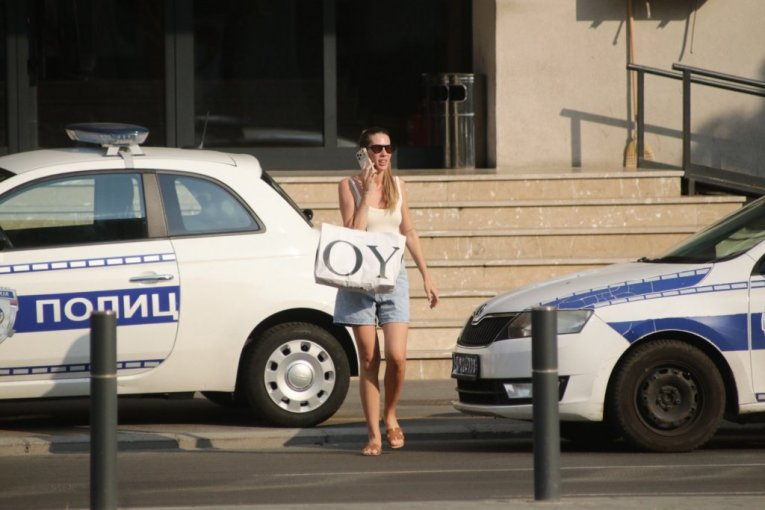 Isidora ispred policijske stanice