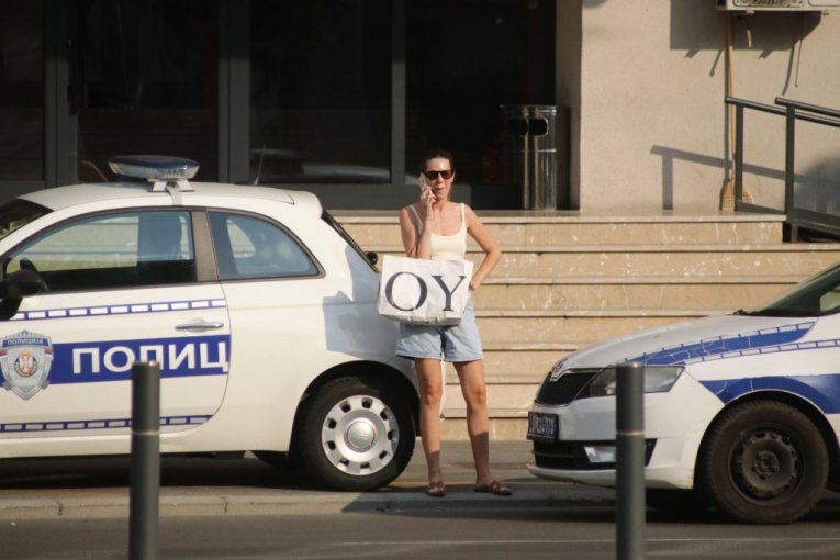 Isidora ispred policijske stanice