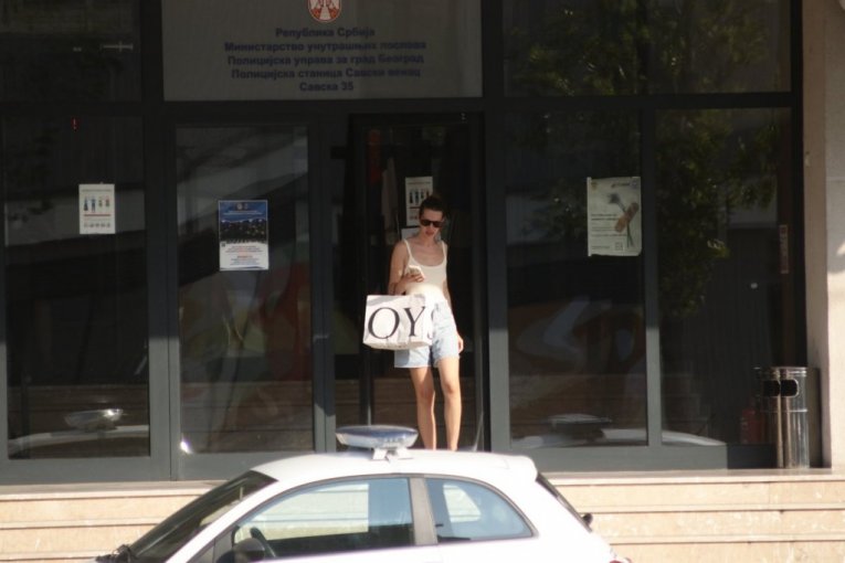 Isidora ispred policijske stanice