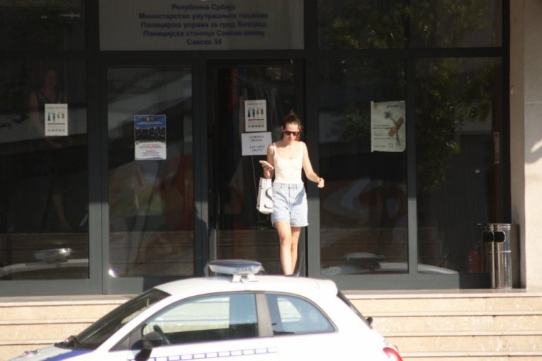 Isidora ispred policijske stanice