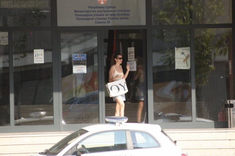 Isidora ispred policijske stanice