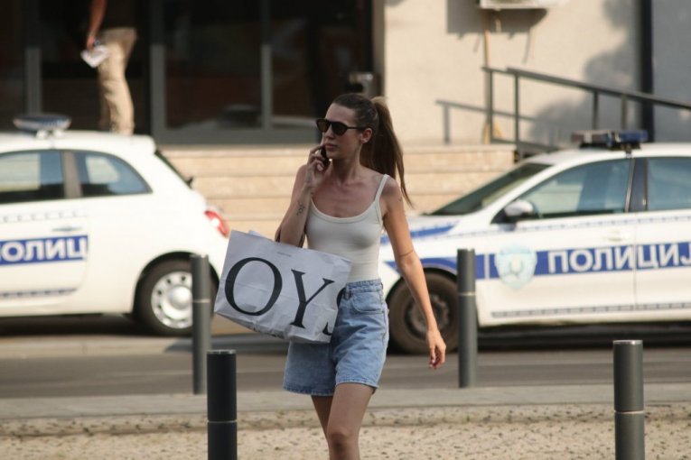 Isidora ispred policijske stanice